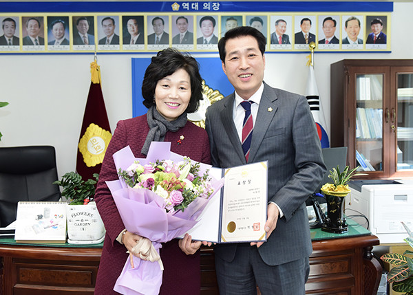 이의안 의원(좌)이 서울시 표창을 받고 김창규 의장과 기념촬영을 하고 있다.