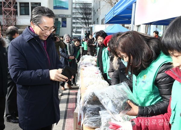 김영종 종로구청장이 설맞이 직거래 장터에서 식품을 구매하고 있다. / 사진=종로구