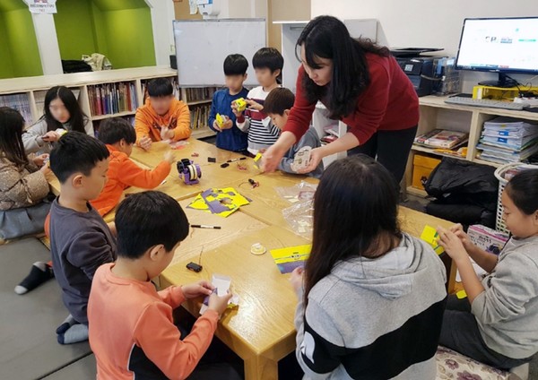 우리동네키움센터에서 활동하고 있는 돌봄서비스, 우리동네키움센터는 서울시와 자치구가 협력해 초등학생의 돌봄 공백을 해소하는 사업이다. / 사진=구로구