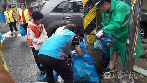 주민단체가 가로를 청소 생활폐기물 감량 홍보 캠페인을 벌이고 있다 / 사진=금천구