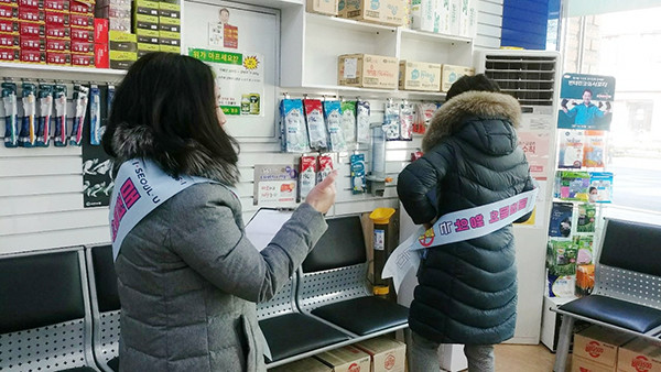 '방역물품 판매 현장점검반'이 지역 약국에서 방역물품 판매 현황을 점검하고 있다.