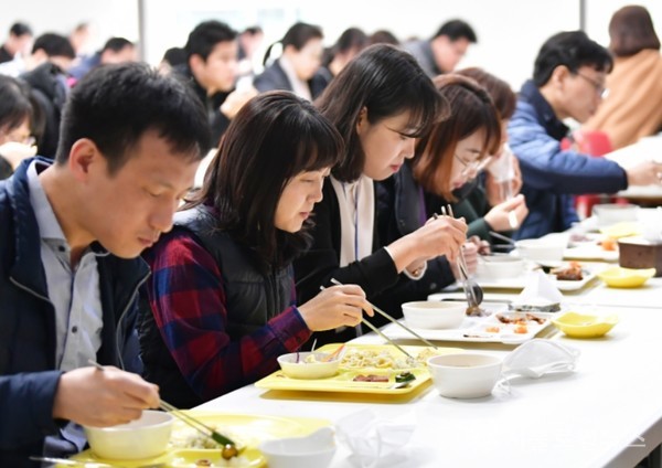 중랑구가 사회적 거리두기로 점심시간에도 혼자 식사하는 시간을 갖는다 / 사진=서울시
