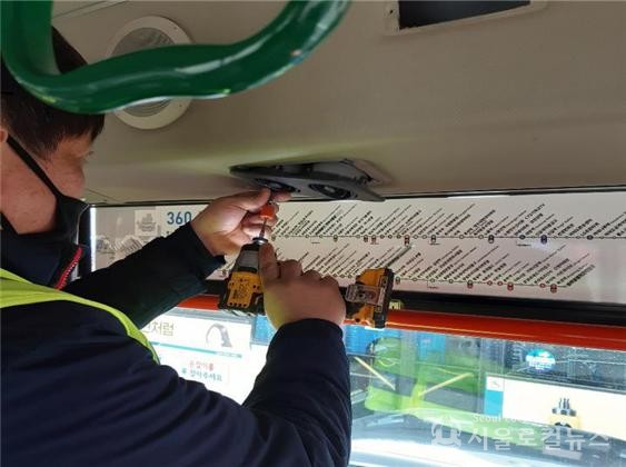서울시가 코로나 19 확산 방지를 위해 여름철 시내버스 내부 에어컨 시설을 점검 하고 있다. / 서울시