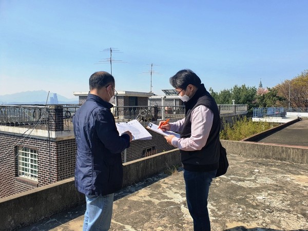 지난 14일 구청 관계자들이 용산2가동에서 2019년 항측 판독 결과에 따른 현지조사를 실시했다. / 용산구