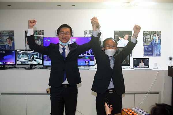 장경태 당선인이 방송에서 당선 유력이 보도되자 아버지 장효식 씨(右)와 승리의 세레모니를 하고 있는 모습.