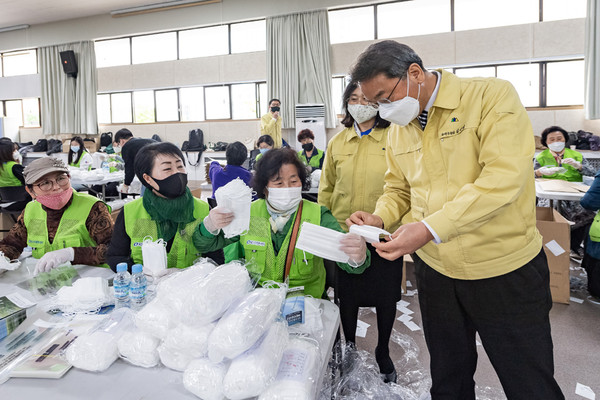 27일 대강당에서 자원봉사자들이 마스크를 포장하고 있는 현장에 방문한 김선갑 광진구청장