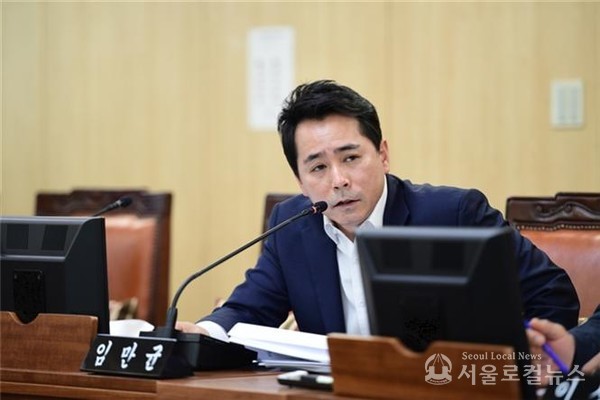 임만균의원이 서울시의 과도한 예산을 지출에 대한 질문을 하고 있다. / 서울시의회
