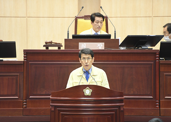 지역서점 활성화 조례안 폐지 반대를 주장하는 이영남 의원.