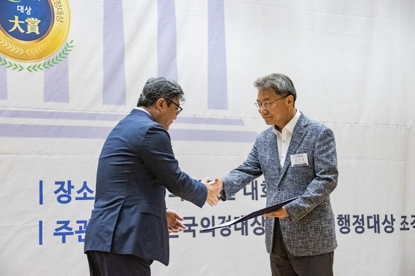 16일 국회의원회관에서 열린‘2020 지방자치행정대상’에 참석해 대상을 수상한 김선갑 광진구청장 모습(오른쪽)