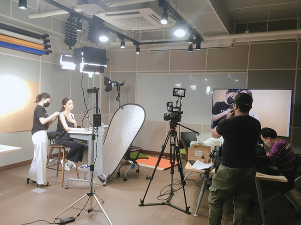 스튜디오 성수에서 소셜벤처 ‘파인트커넥트’가 온라인 콘텐츠 촬영을            진행하고 있는 모습