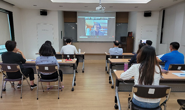 지난 16일 송파구 민관 사례관리실무자들을 대상으로 ‘온라인 역량강화교육’을 실시했다.(사진은 방이복지관 교육 모습)