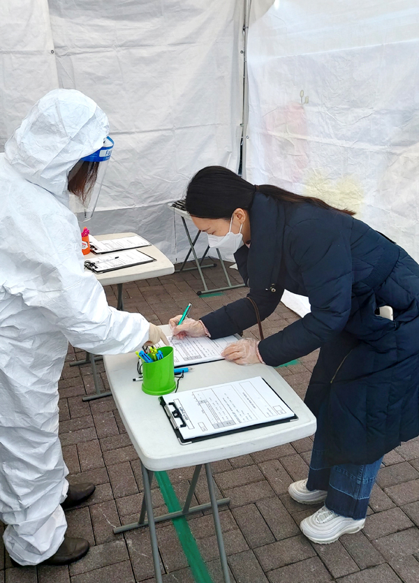 지난 12월 20일 중곡임시선별검사소에서 자원봉사를 하고 있는 모습