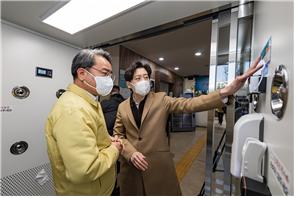 ‘클린워크’ 방역 시스템에 대해 설명을 듣고 있는 김선갑 광진구청장