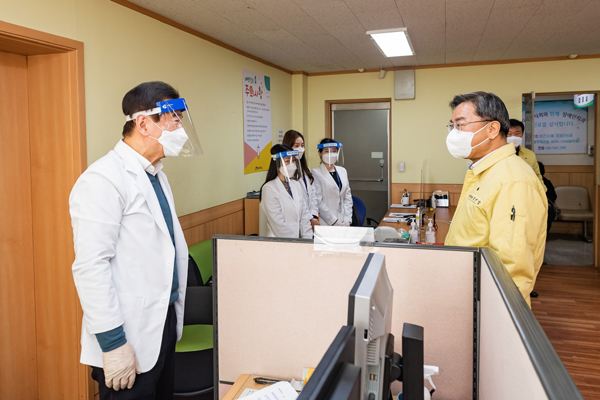  26일 첫 접종이 시작된 광진구보건소를 찾아 의료진을 격려하고 있는 김선갑 광진구청장