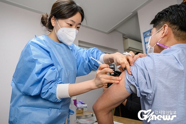 지난 3월 2일, 신목행복자리 어르신 요양센터에서 백신 접종하는 모습