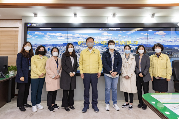 7일 구청장실에서 진행된 보건의 날 맞이 보건소 직원 차담회에 참여한 직원들과 김선갑 광진구청장(가운데)