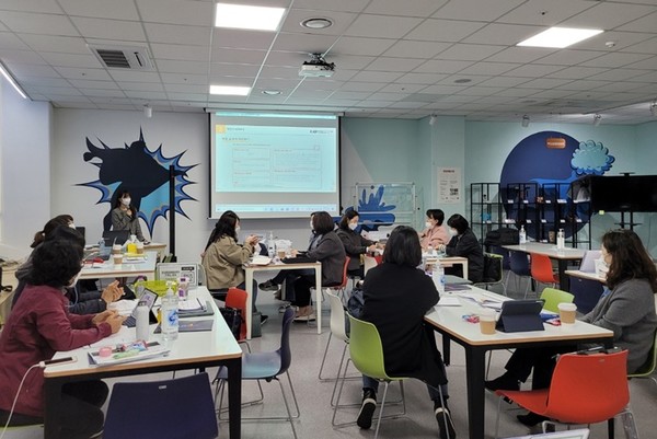 판교창업 체험센터에서 성북구 창업체험교육 활동가 양성 과정 교육이 진행되고 있는 모습.