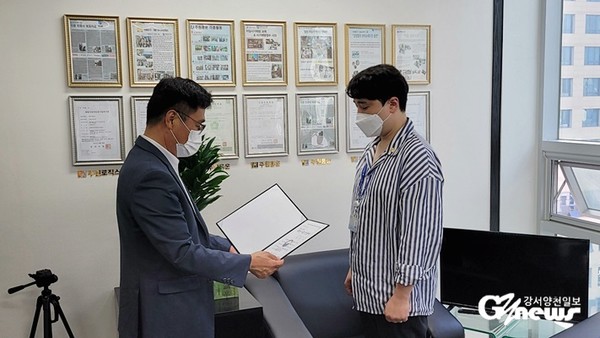 한국법무보호복지공단 김덕환 지부장(왼쪽)이 주원통상 김선식 대표(오른쪽)에게 인증서를 수여하고 있다.