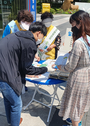 왕십리 광장 성동스마트쉼터 앞에서 성동구청 직원들이 ‘종이 안쓰는 날’ 캠페인을 실시하고 있다
