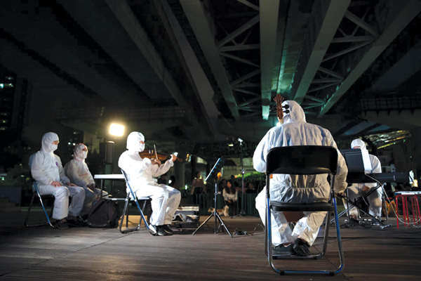 옥수역 광장에서 공연하는 아티스트 '음악친구들의 사회'(사진제공 : 유쾌한)