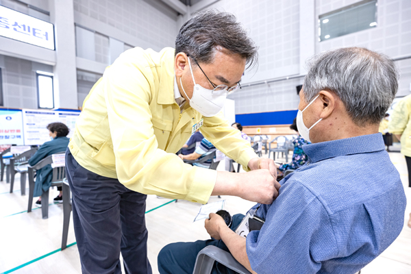 7월 1일 자양동 백신예방접종센터에 방문하여 어르신에게 스티커를 붙여주고 있는 김선갑 광진구청장