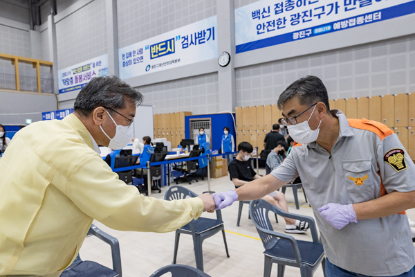 광진구 자양체육관에 마련된 백신예방접종센터를 방문한 김선갑 광진구청장
