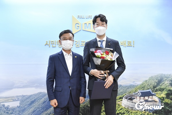보건복지부 장관상을 수상한 한국건강관리협회 서울서부지부 김건우 팀장(오른쪽)