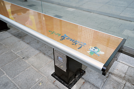 가로변 버스정류소 승차대에 설치된 온열의자 모습.