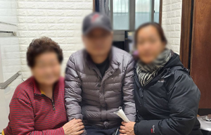 묵2동 주민센터 이정미 주무관의 도움으로 10년 만에 가족들과 만난 김씨(가운데)와 김씨의 어머니(왼쪽), 첫째 누나(오른쪽)