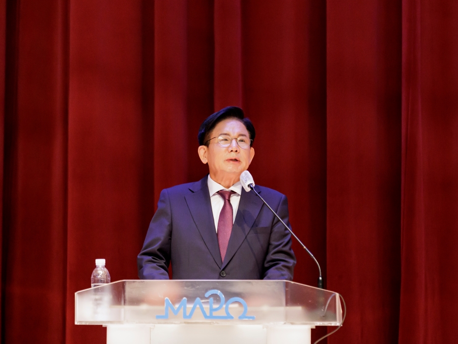 ‘민선8기 출범기념 2022년 직원조례’ 인사말하는 박강수 마포구청장