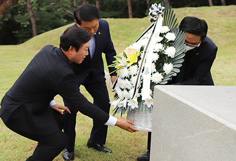 김종백 중앙회장(사진 왼쪽)과 최철규 등산동우회장(왼쪽에서 두 번째)이 백범 김구 선생의 묘에 헌화하고 있는 모습.
