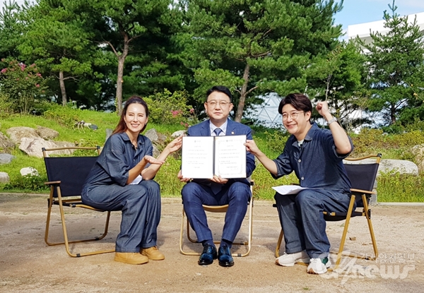 김춘곤 시의원(가운데)이 지난달 31일 서울식물원에서 SK브로드밴드 ‘서민왕’ 프로그램에 출연해 인터뷰를 하고 있다.