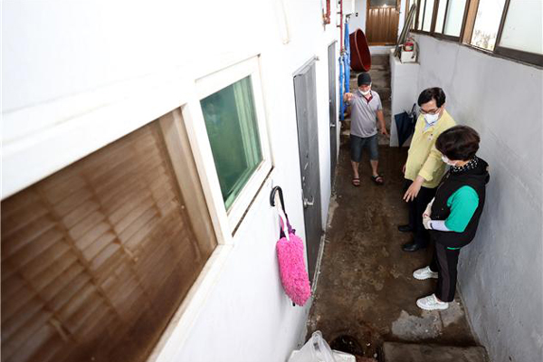 박일하 동작구청장이 집중호우로 피해를 본 반지하 주택을 방문해 주민 애로사항을 청취하고 있다. 