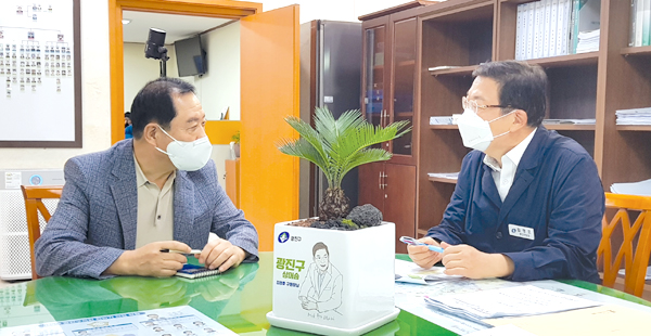 지난 4일 광진구청장실에서 이원주(왼쪽) 본지 발행인과 인터뷰를 하고 있는 김경호 광진구청장