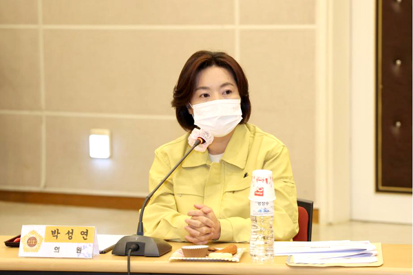 박성연 의원 11월 9일 소방재난본부에 대한 행정사무감사 중 보라매안전체험관을 방문, 시설을 점검하고 CPR 등 안전체험을 실시했다.