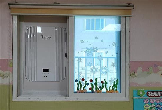 창문환기형 공기청정기가 설치되어 있는 모습