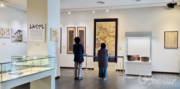 주민들이 허준박물관의 ‘신소장품 특별전’을 관람하고 있다.