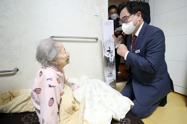 박일하 동작구청장이 올해 100세를 맞은 장수 어르신 가정을 방문해 장수지팡이 ‘청려장’을 증정하고 있다.