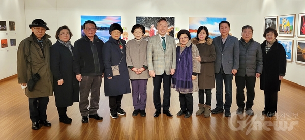 김진호 강서문화원장(왼쪽에서 여섯 번째)과 강서구 문화예술단체 회장들이 간담회 후 기념사진을 찍고 있다.