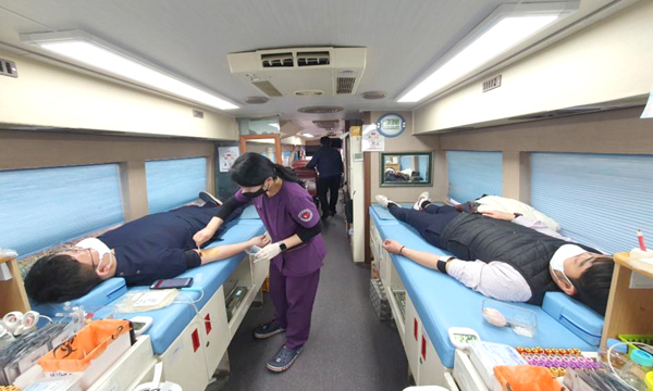한국건강관리협회 서울강남지부 임직원들이 대한산업보건협회 부설 한마음혈액원 헌혈 차량내에서 헌혈을 하고 있는 모습.
