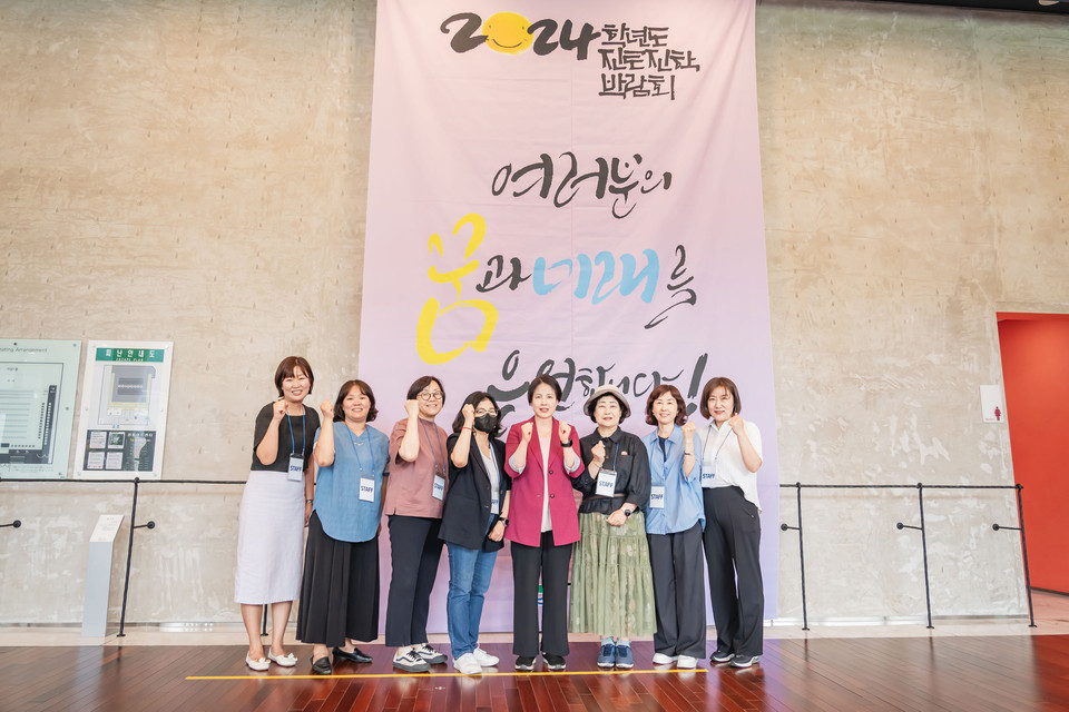 이수희 강동구청장은 지난 7일, 강동아트센터에서 열린 2024학년도 진로진학박람회에 참석했다. 