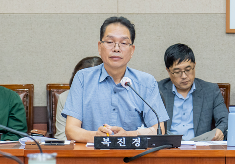 복진경 의원이 강남구의회 제313회 임시회 복지도시위원회 제3차 회의에서 발언하고 있다.