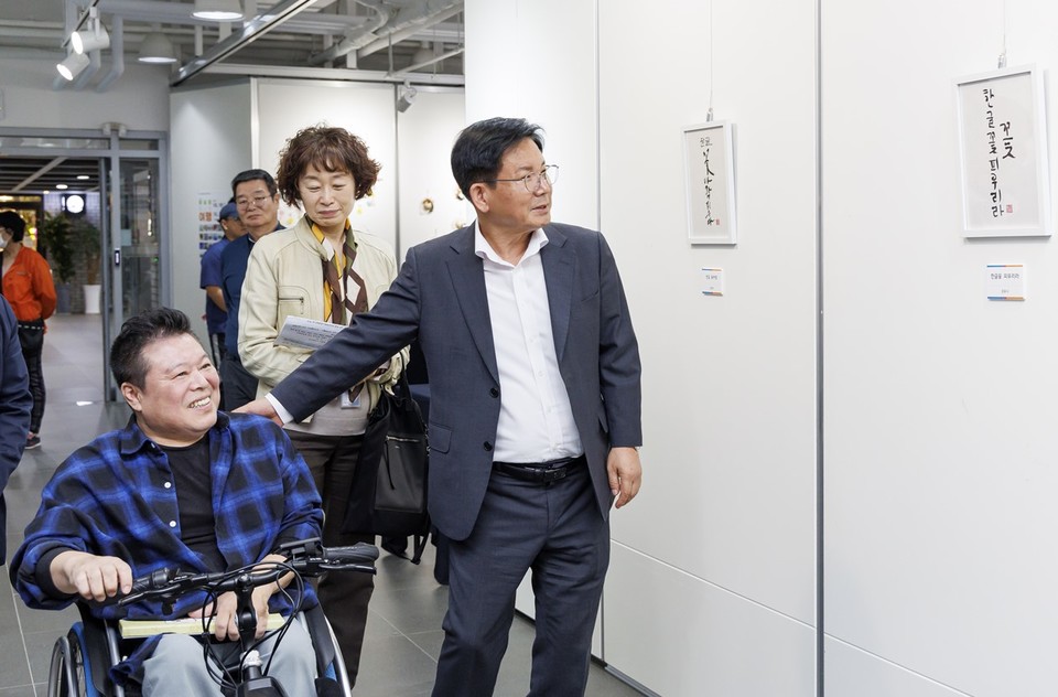 박강수 마포구청장이 제13회 예술로 떠나는 여행 전시회에 참석해 장애인 작가들이 만든 작품을 둘러보고 있다.
