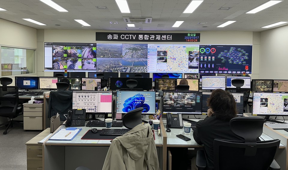 송파구CCTV통합관제센터에서 ‘지능형 선별관제시스템’이 적용된 CCTV를 관제하는 모습