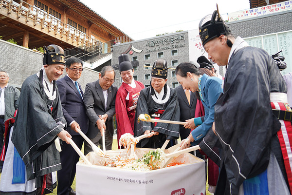 제29회 한방문화축제에서 '한방산채비빔밥 나눔 행사'에서 비빔 퍼포먼스를 하는 모습.
