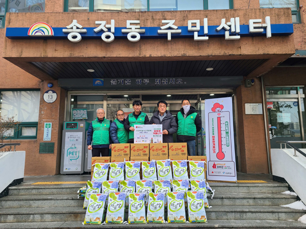 성동구 송정동 새마을지도자협의회가 어려운 이웃을 위한 따뜻한 겨울나기 사업에 동참했다.