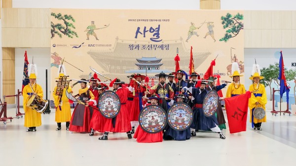 지난해 김포공항에서 선보인 ‘사열: 왕과 조선무예청’ 전통무예 공연 모습 ⓒ한국공항공사