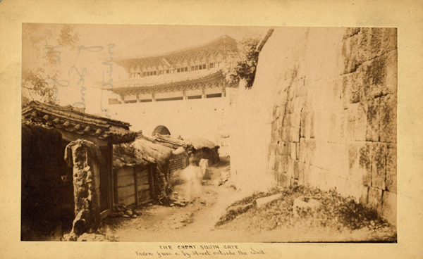 사진 3. 숭례문과 성벽 바깥의 민가(1884-1885), 조지 C, 포크 컬렉션