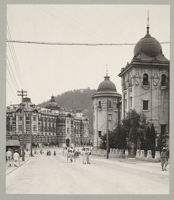 사진 12. 남대문로 일대 조선은행 광장 전경(1920년 이후), 프랭크 G. 카펜터 컬렉션