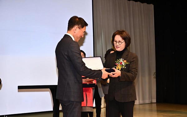 동작도서관 한국도서관상을 수상하고 있다.